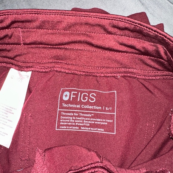FIGS Maroon / Mulberry Scrub Set - Picture 4 of 4